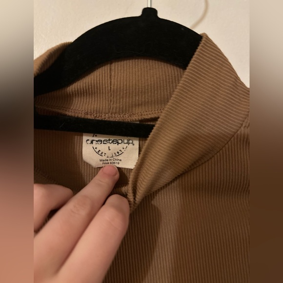 Backless Tie Crop Top - Picture 2 of 3